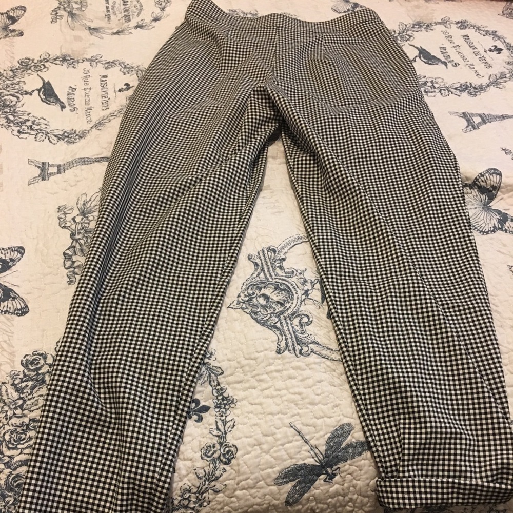 Women black an white pants